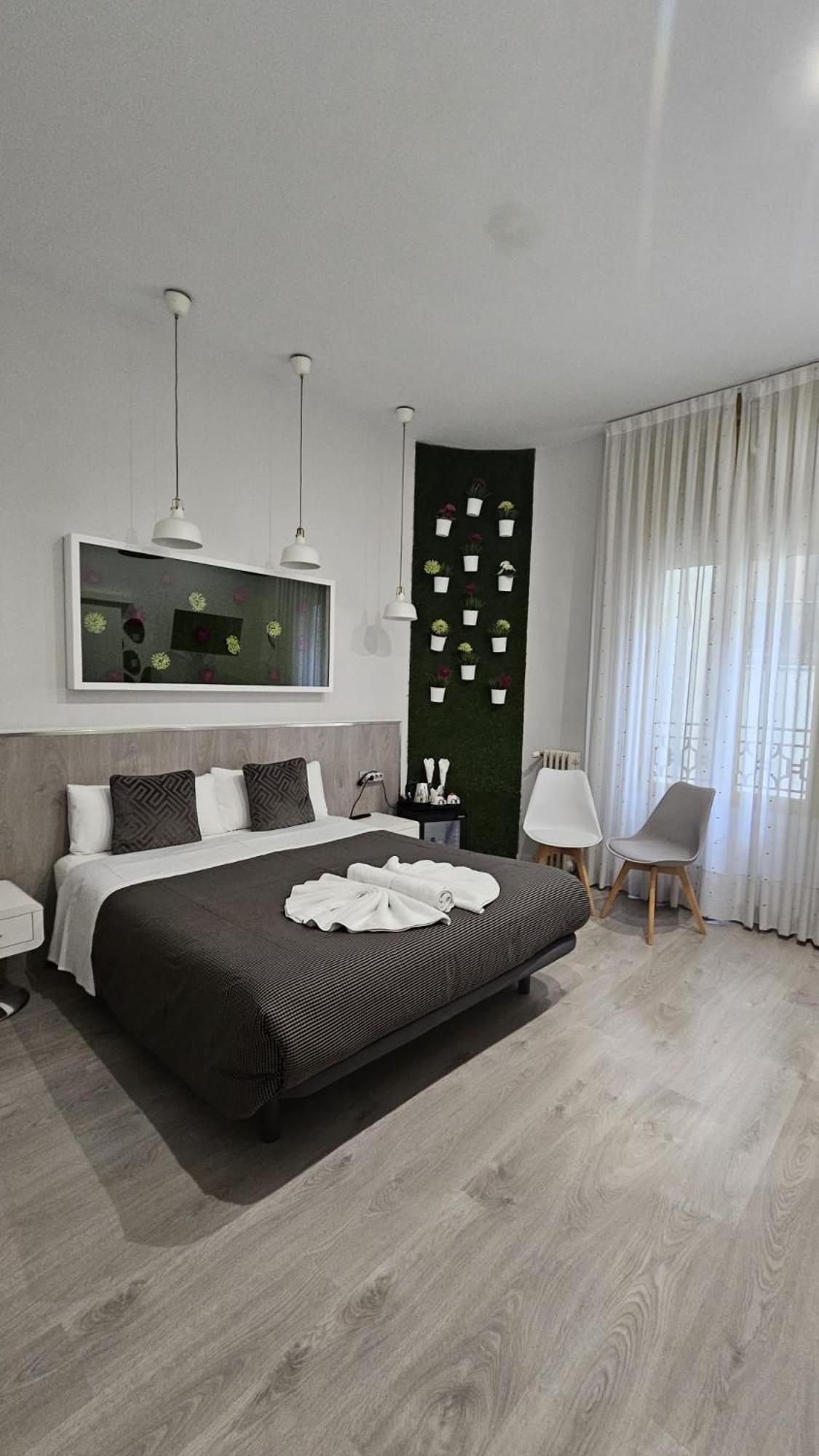 Hostal Lauria — Foto 1